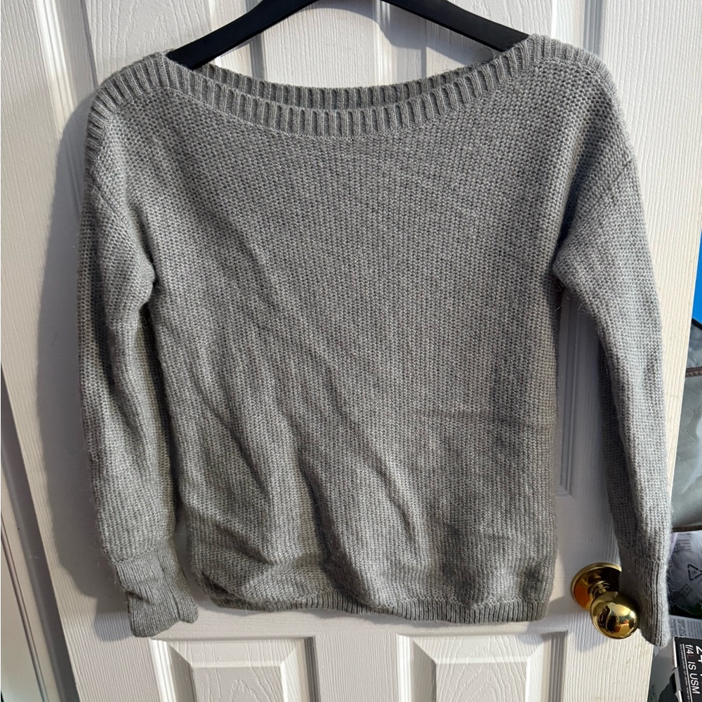 🎀 Banana Republic Heather Gray Scoop Neck Sweater.
